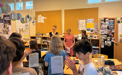 &Uuml;bergabe des Geschichtenbuches der Lese- und Schreibwerkstatt an die Kinder